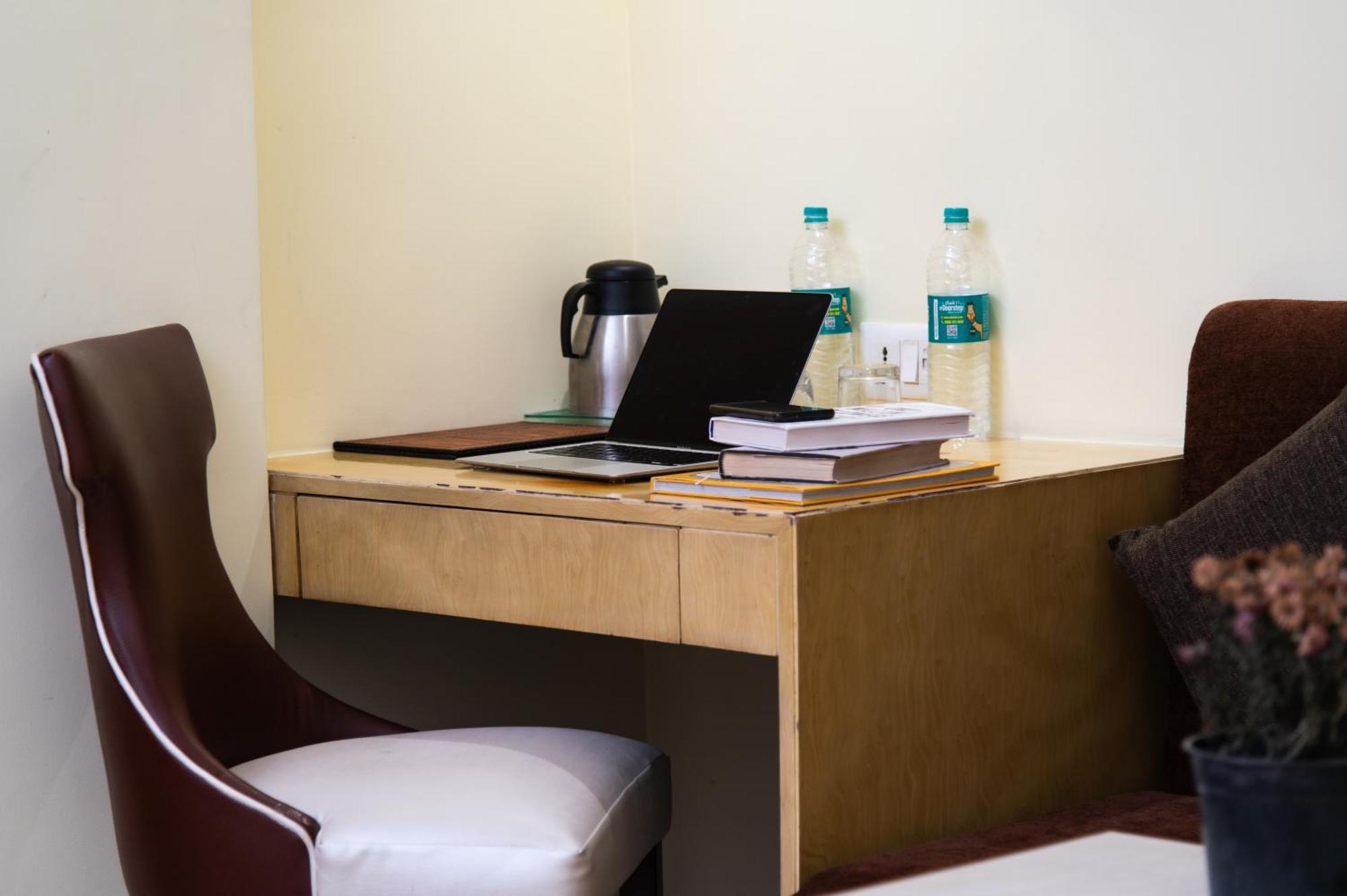 Mayur Hotel Нью-Дели Экстерьер фото