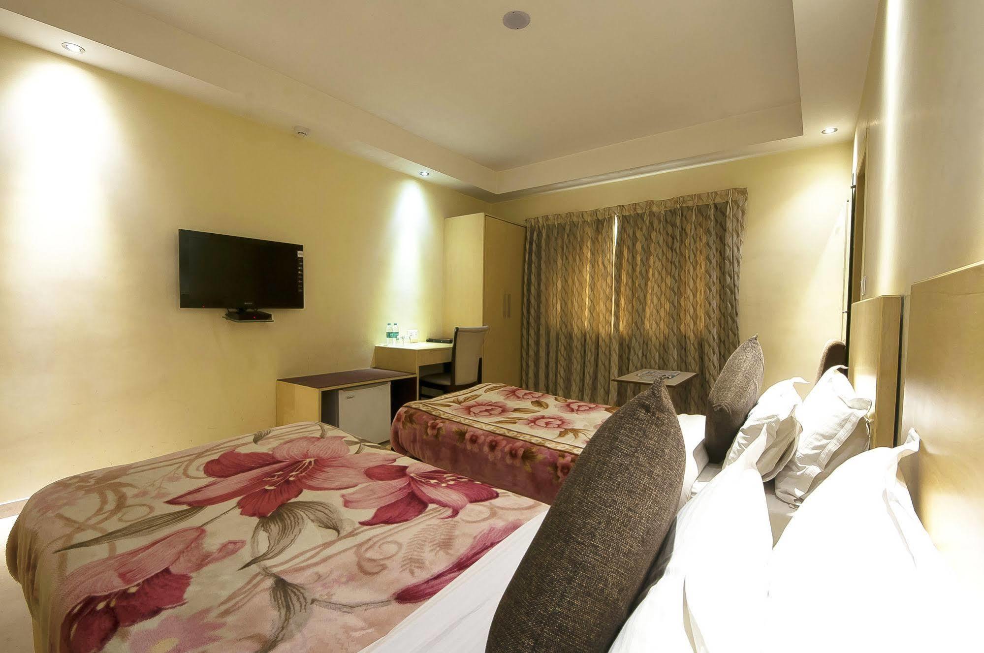 Mayur Hotel Нью-Дели Экстерьер фото