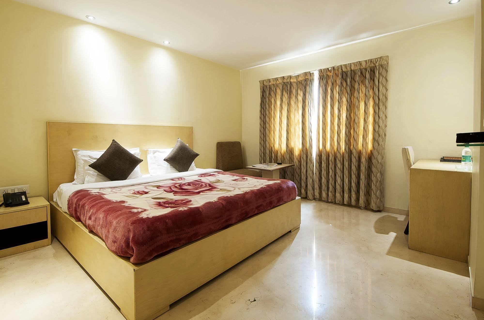 Mayur Hotel Нью-Дели Экстерьер фото