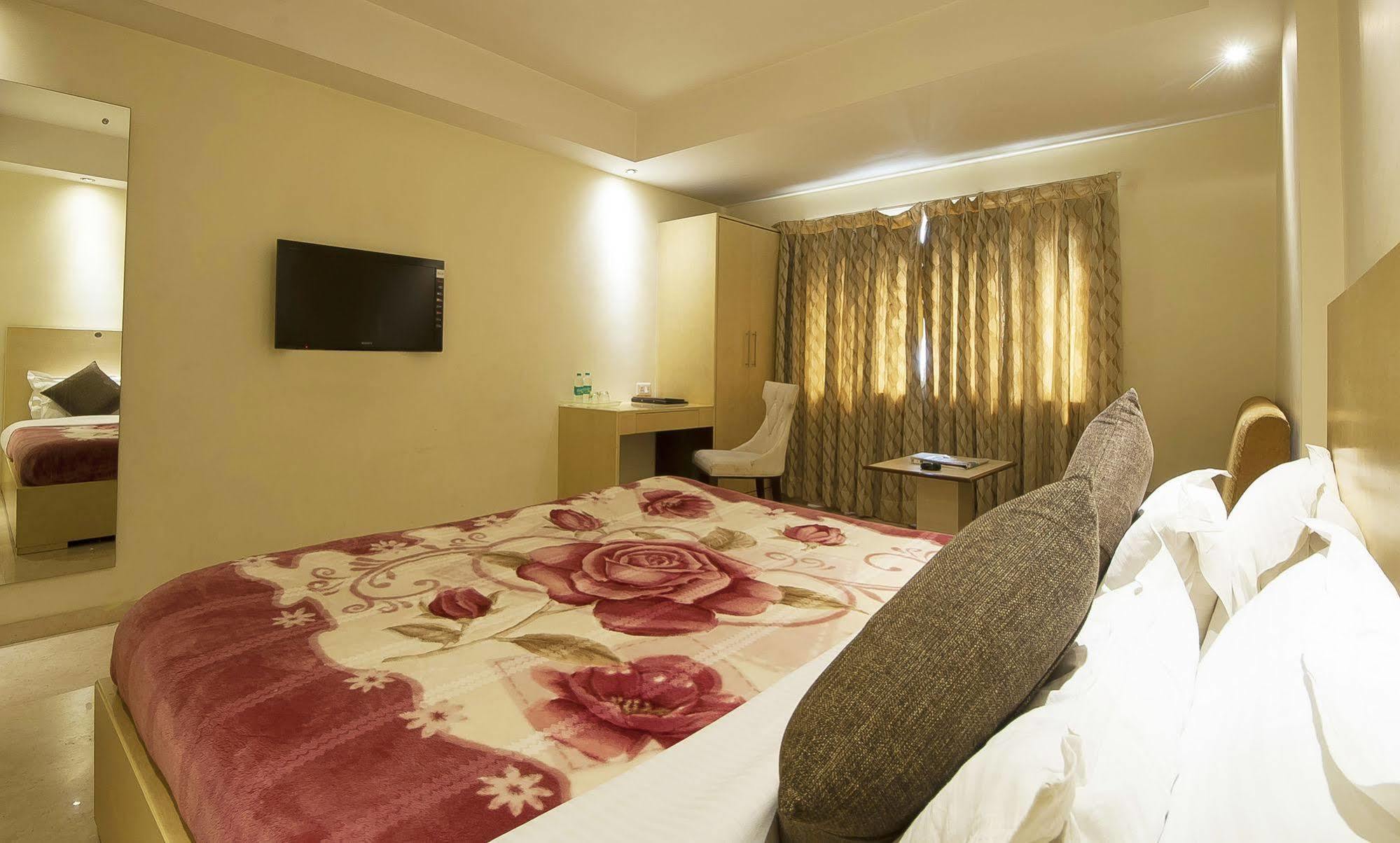 Mayur Hotel Нью-Дели Экстерьер фото